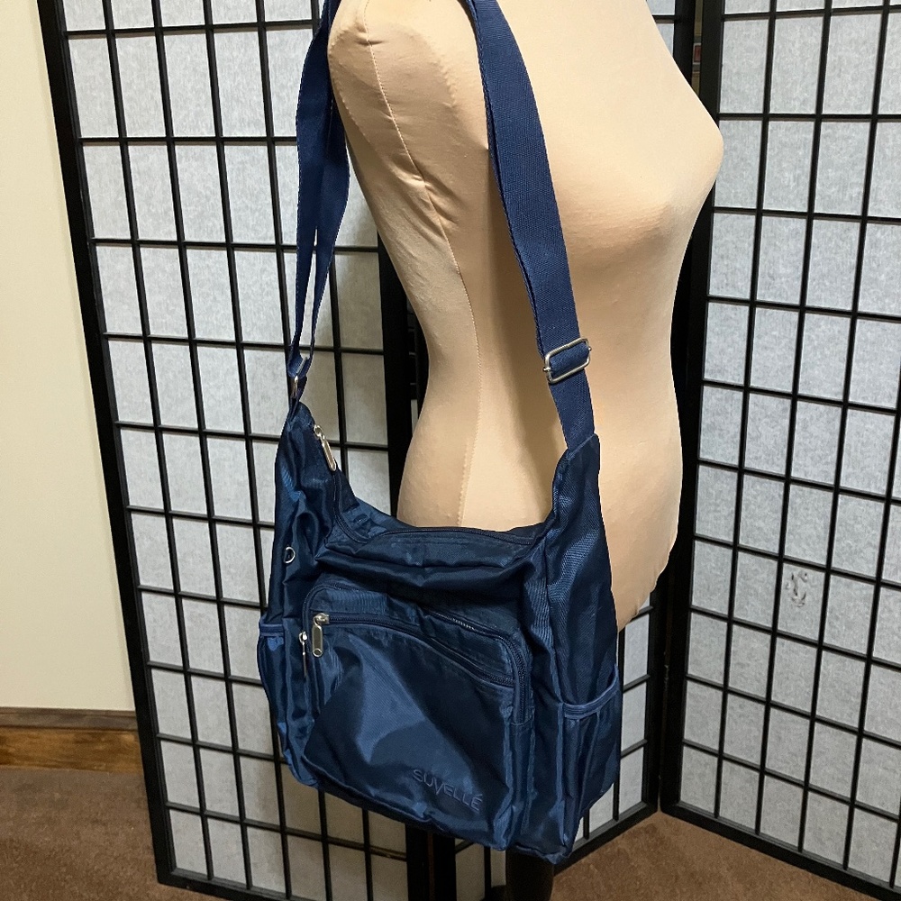 SUVELLE TRAVEL SHOULDER/CROSSBODY BAG, NWOT.  ZIP TOP, NUMEROUS POCKETS